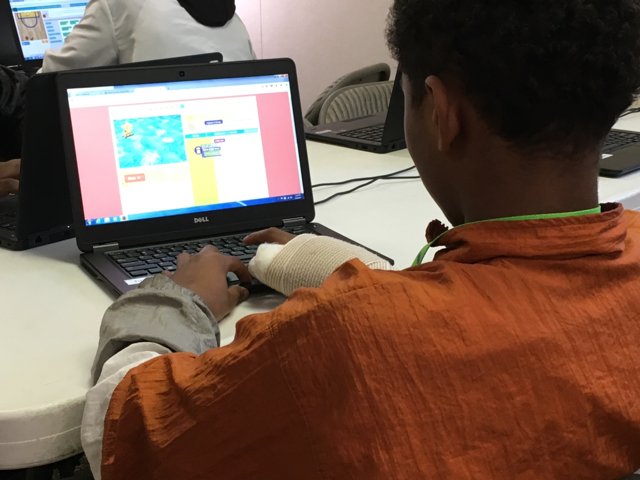 Livermore_Comp's tweet photo. A few more shots of today's STEM day! Thanks, @katehunts  💻🖱️ @Livermore_Lab @insideLLNL @quach2 #STEMDayattheLab https://t.co/ZNcysVLGoT