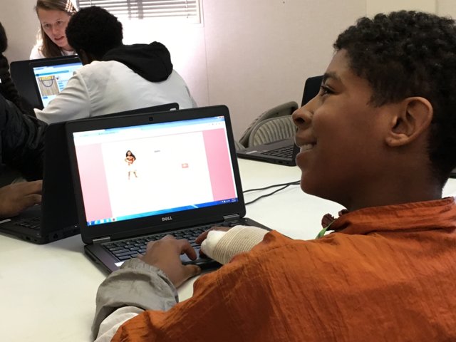 Livermore_Comp's tweet photo. A few more shots of today's STEM day! Thanks, @katehunts  💻🖱️ @Livermore_Lab @insideLLNL @quach2 #STEMDayattheLab https://t.co/ZNcysVLGoT