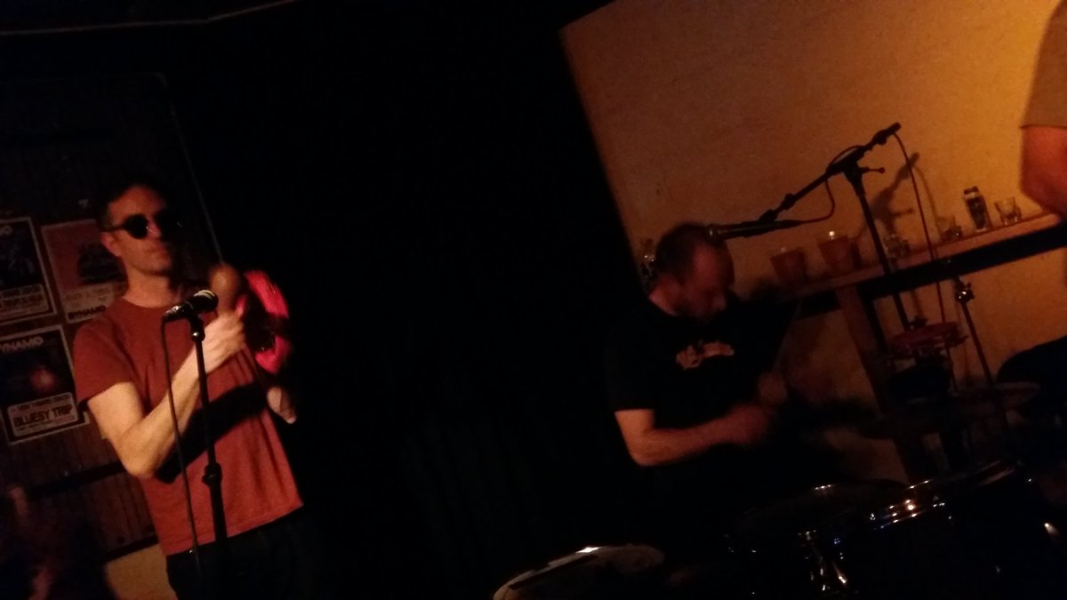 Magazine_Fragil's tweet photo. The Wave Pictures au #Dynamo : maîtrise de l'anti folk sur le bout des doigts #wavepictures #nantes #concert #backtogarage https://t.co/NJ3u55F38d
