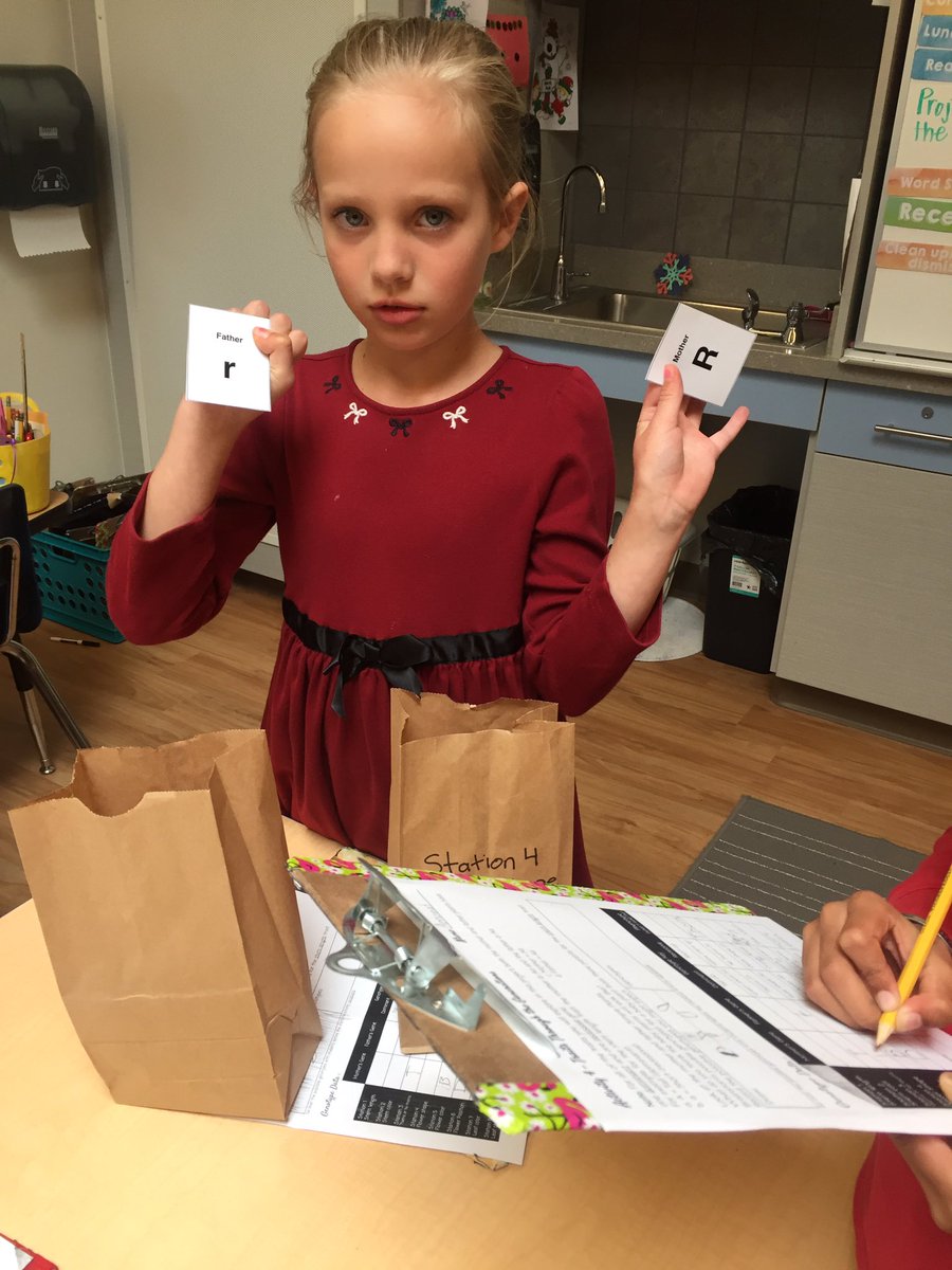 SusieSteinlein's tweet photo. Learning about how traits get passed on through the generations by making flowers. #PLTW #ncsstar https://t.co/s3F5Fl4ZHq