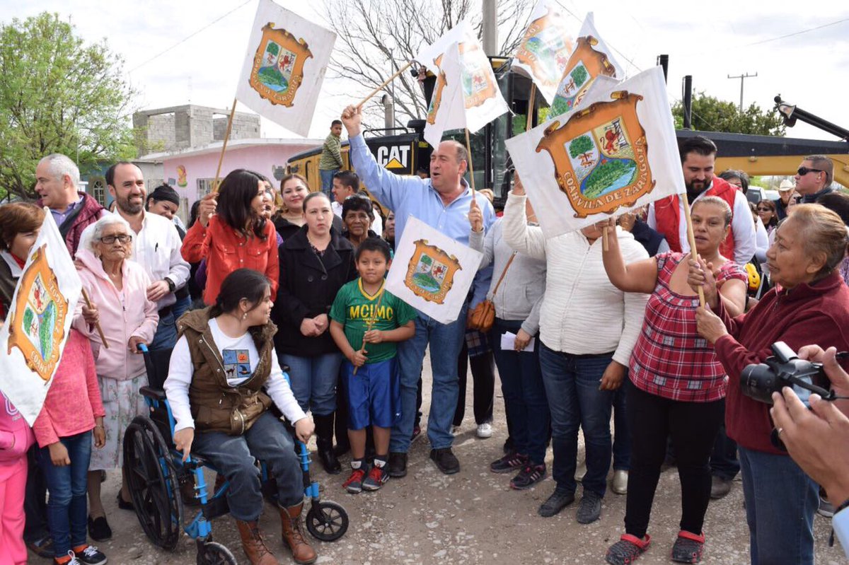 Gabyoss's tweet photo. #MásPavimento #CoahuilaAvanza #InversiónHistórica #1000Millones Arrancamos obras en col. Lázaro Cárdenas #Nava @rubenmoreiravdz https://t.co/NUKTR7ElmC