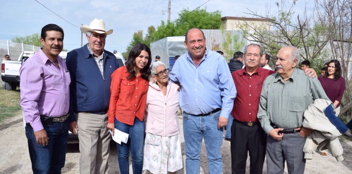 Gabyoss's tweet photo. #MásPavimento #CoahuilaAvanza #InversiónHistórica #1000Millones Arrancamos obras en col. Lázaro Cárdenas #Nava @rubenmoreiravdz https://t.co/NUKTR7ElmC