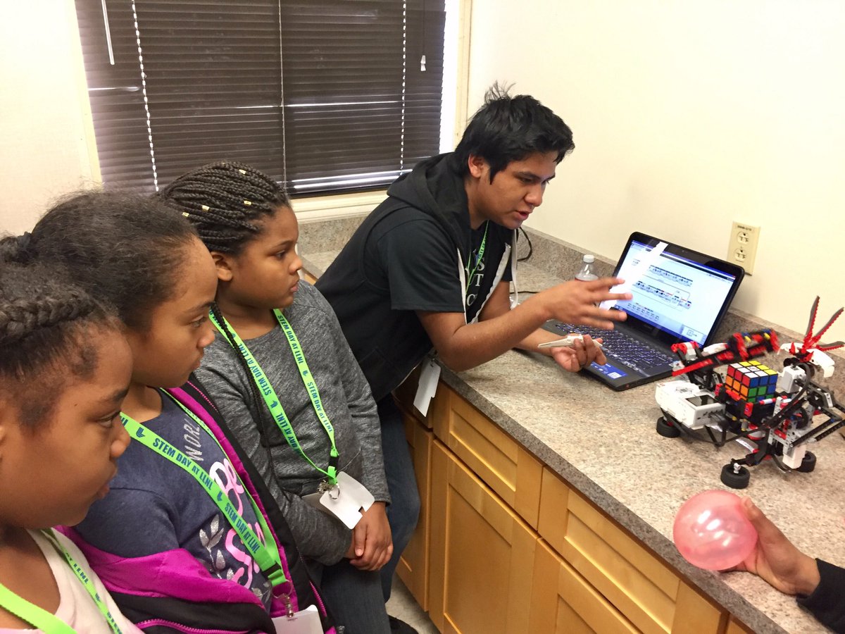 Livermore_Lab's tweet photo. Jayro Rosas, a junior from Millennium High School in #Tracy gives students a robotics demonstration. #LLNLSTEMDay #WeekAtTheLabs https://t.co/0BNf0ShI3P