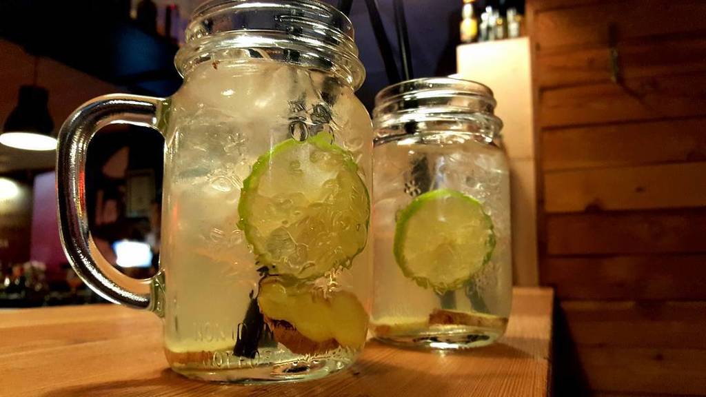 ceska4192's tweet photo. Thursday drinks! 🍹
#moscowmule #ginger #beer #vodka #drink #thursday #cocktail #like4like … https://t.co/YSYXCGQYMR https://t.co/50UamfMeO6