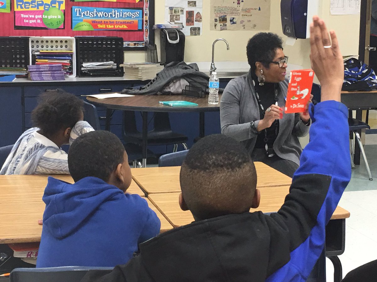 acmorris27's tweet photo. #ReadAcrossAmerica @heritagejaguars Parent&amp;community volunteers along with Jr. Reading Coaches=Great morning! #fcsmeti https://t.co/sKKTfMCoeR