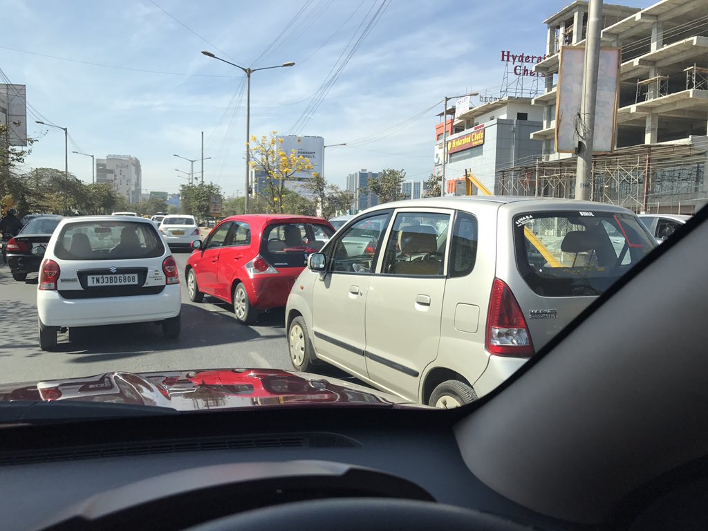 vishalvi's tweet photo. @blrcitytraffic @HALAirportTr 
See half of the road is blocked because of this cut and insufficient width is causing more issues https://t.co/tnZrXGayBC