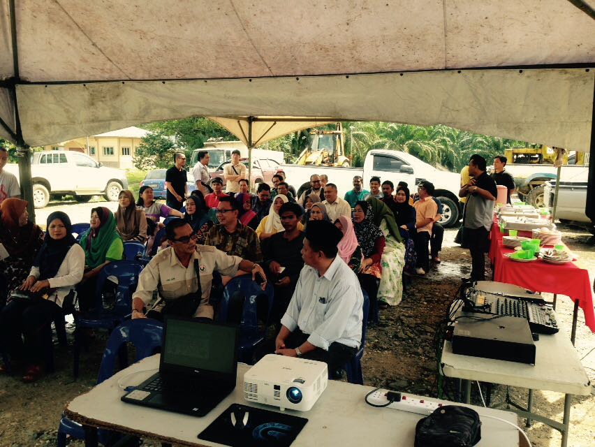PrasadVasudevon's tweet photo. Mill,collection centre, local extension, smallholders discussing challenges &amp; sharing solutions. Facilitating #transformation @rurality_org https://t.co/STqswdRwCh
