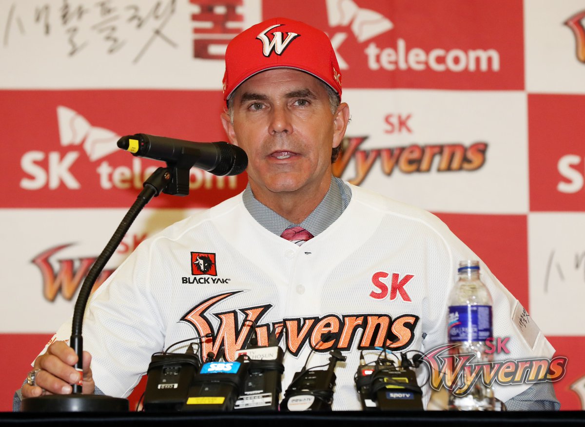 [ 힐만 감독이 꿈꾸는 '행복한' SK행복드림구장 ]
힐만감독, "팬들에 돌려주는게 마게팅, 팬을 위해 무엇이든 할 수 있다"
wyvernsstory.tistory.com/792