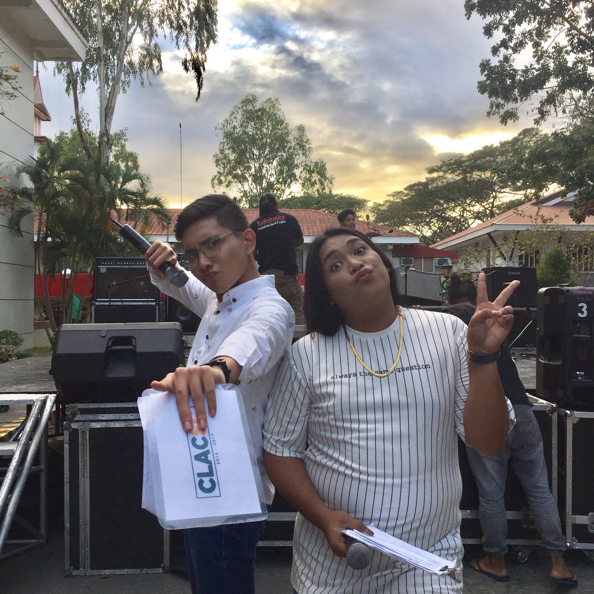 JCCosico's tweet photo. Maghapon kaming nagngangawa yesterday. Umulan, umaraw, laban pa rin. Haha. Had so much fun hosting the CLAC College day! #dlsudlive2017 ✨🎤 https://t.co/o52JXSlSBE
