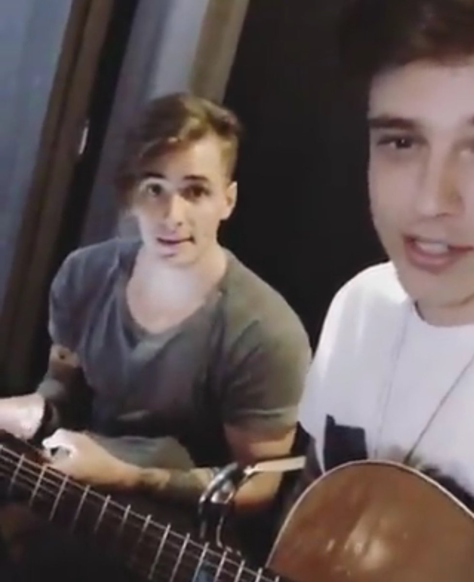 ProjetoHelpFly's tweet image. Prints do vídeo que o Paulo acabou de postar no Facebook. Ele está no estúdio com o Caíque. Será que vem bomba por aí? 😮