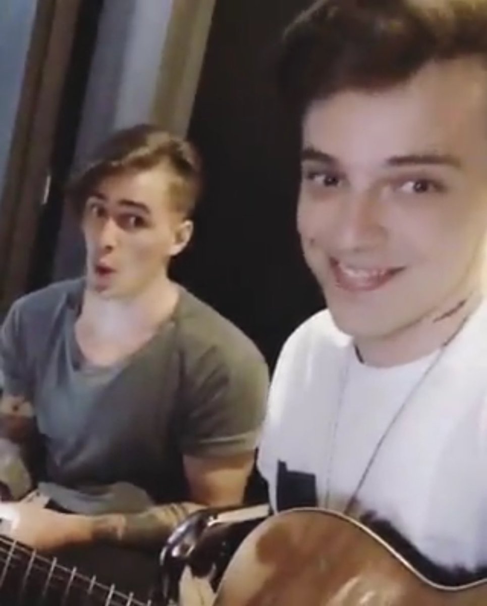 ProjetoHelpFly's tweet image. Prints do vídeo que o Paulo acabou de postar no Facebook. Ele está no estúdio com o Caíque. Será que vem bomba por aí? 😮