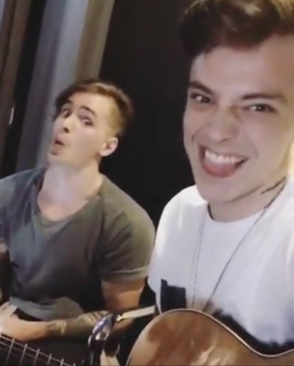 ProjetoHelpFly's tweet image. Prints do vídeo que o Paulo acabou de postar no Facebook. Ele está no estúdio com o Caíque. Será que vem bomba por aí? 😮