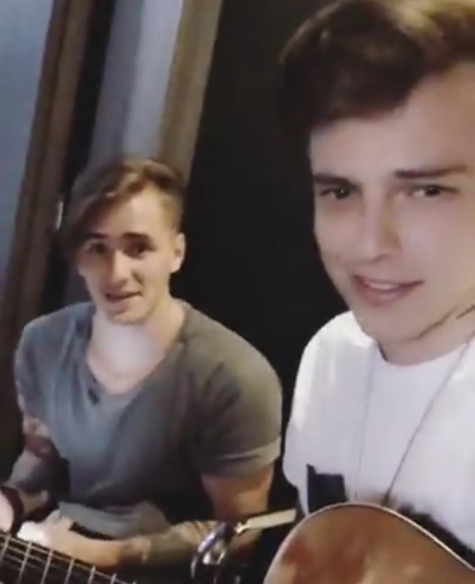 ProjetoHelpFly's tweet image. Prints do vídeo que o Paulo acabou de postar no Facebook. Ele está no estúdio com o Caíque. Será que vem bomba por aí? 😮