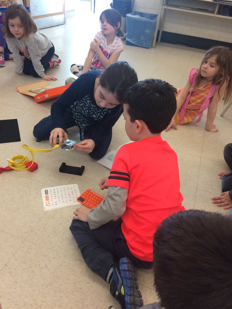 jenferg4's tweet photo. Grade 5 student teaching my 1s about Kano Computer Coding #NortheasternES #makerspace #frimm #rdsb21c https://t.co/qsbvWcVjMs