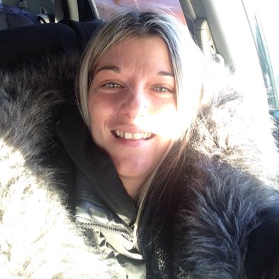 MelissaPascal18's tweet photo. #NouvellePhotoDeProfil #hi hi#dans lauto a ma soeur @melaniepascal30 https://t.co/pMigBxpF2L