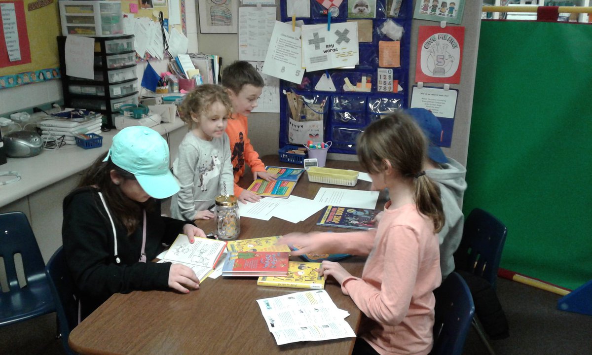 MsSmithSmarties's tweet photo. Joke night at PES Reading Night! Lots of laughing going on! #PESPRIDE #D102LEARN https://t.co/uA7iapSnbA