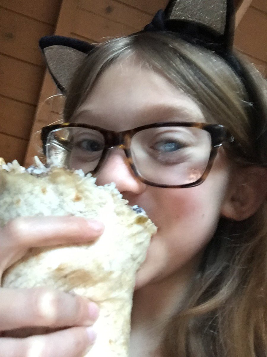 GeniveKitty's tweet photo. # kitties love burritos #Chipotle https://t.co/da7qk7tBzI