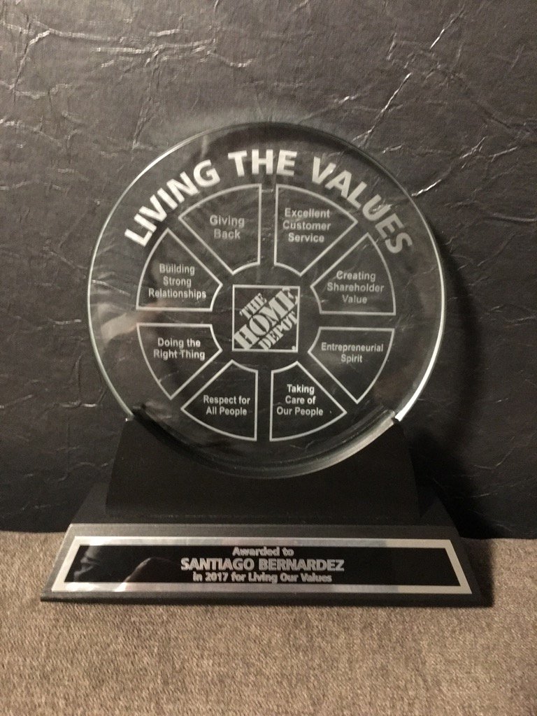SantiBernardez's tweet image. Thank you to all the associates and leaders of the #swbest team! This is your award. Blessed &amp;amp; honored! @thourig