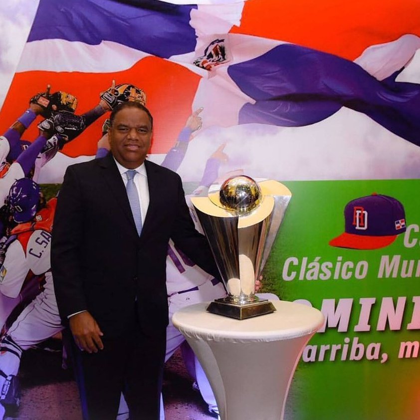 Marcador_Do's tweet photo. #SocialSports El ministro de Deportes de la República Dominicana Danilo Diaz junto al trofeo de campeón en la Premier del #WBC13. https://t.co/bw46SSWgIj