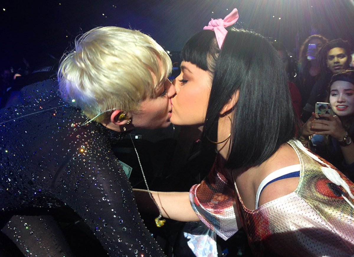 MileyUpdates's tweet photo. don't leave ur kids with Miley Cyrus https://t.co/ZIAbRBxTyi