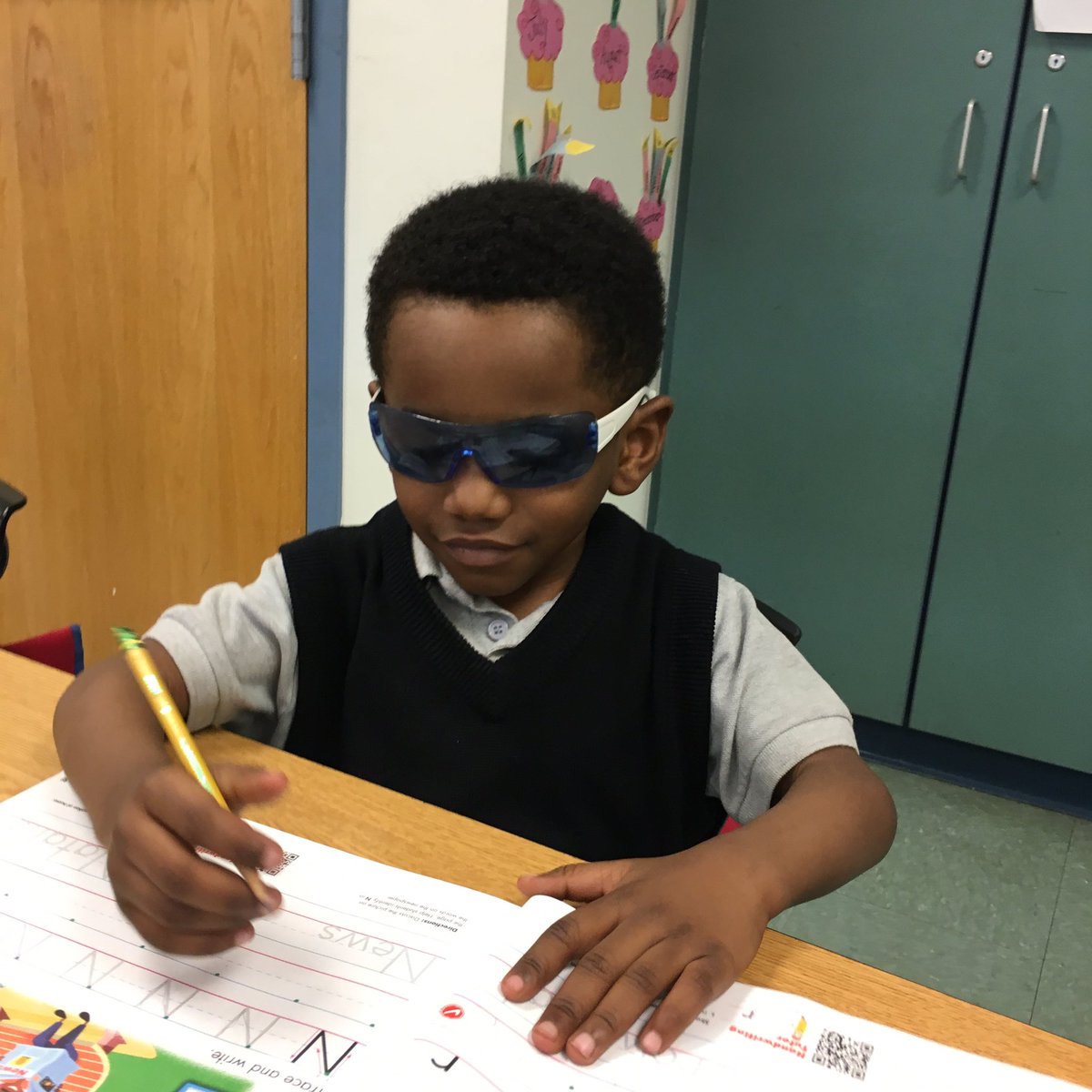 MrsLongobardi's tweet photo. Reading makes us so bright that we need to wear shades! #literacyweek #kindergarten #hjcs #welovereading https://t.co/xKjaPM7hOg