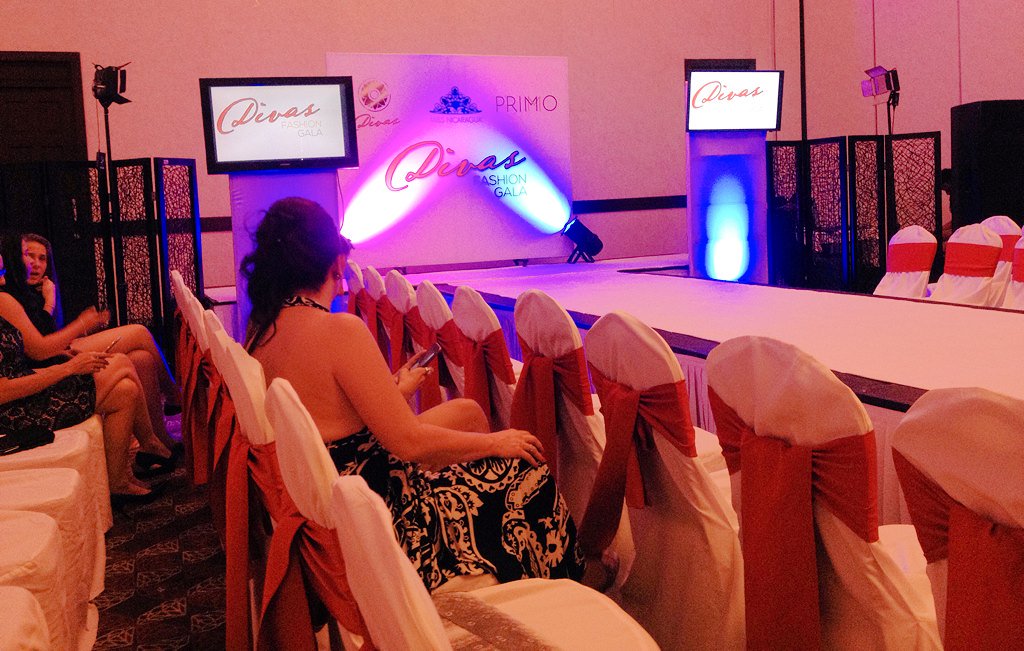 OhVosTV's tweet photo. El público está en #ClubTerraza de #Managua para ver #DivasFashionGala con las chicas de @MissNicaraguaof @VOSTV https://t.co/djzi29SD5b