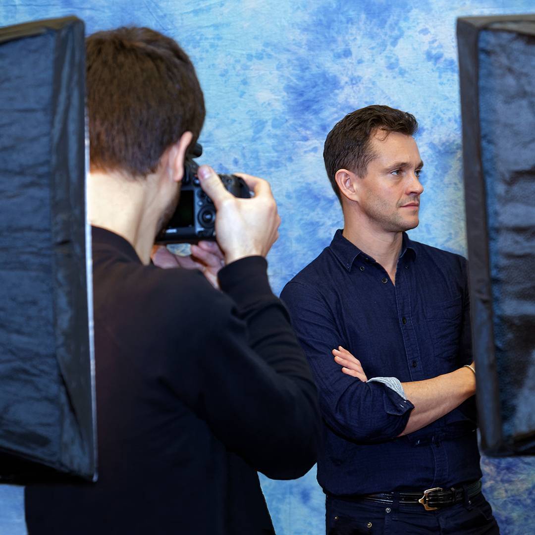 BRHughDancy's tweet photo. Parece um anjo! Nova foto do Hugh sendo fotografado na #RDC3. https://t.co/BwPx8uXjVo