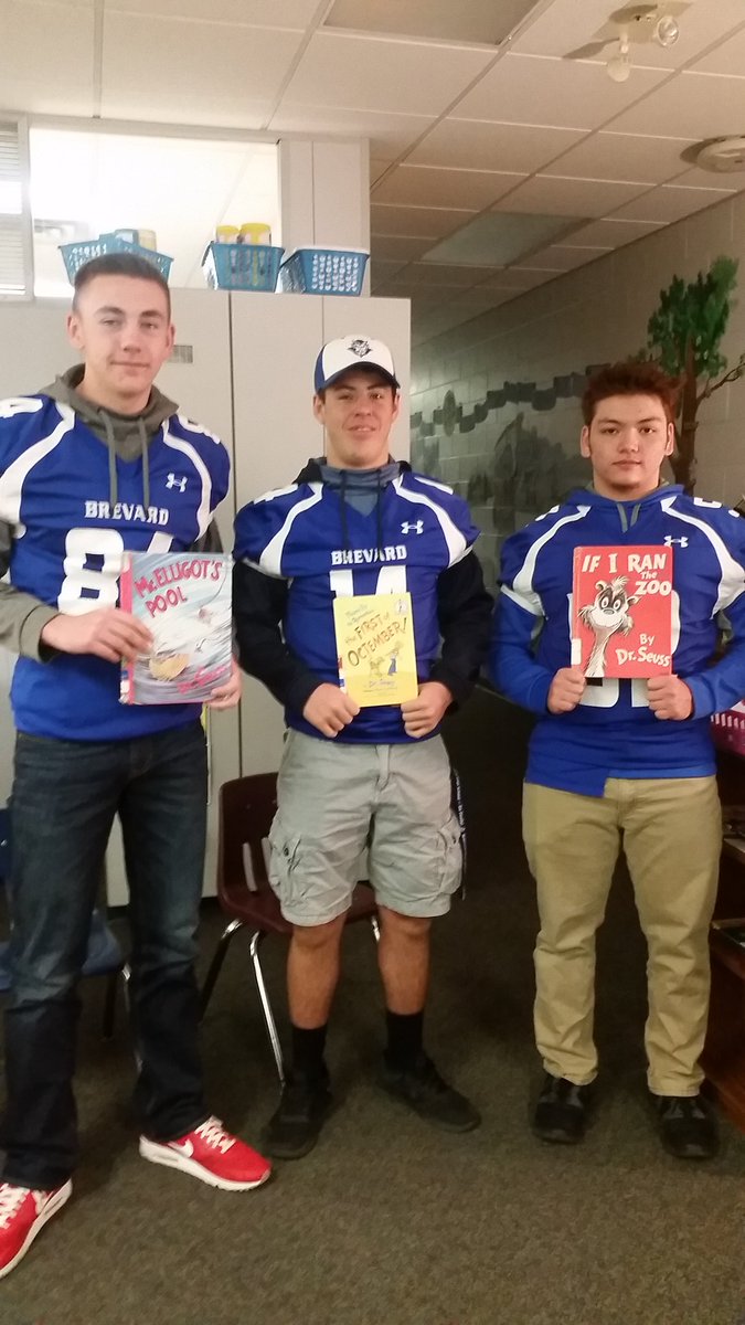 jessicamc_bes's tweet photo. Absolutely LOVE seeing the admiration these "littles" have for these big boys! Thank you BHS #tcsrocks #besbees #whyiteach #rolemodels https://t.co/bOStsGZHGR