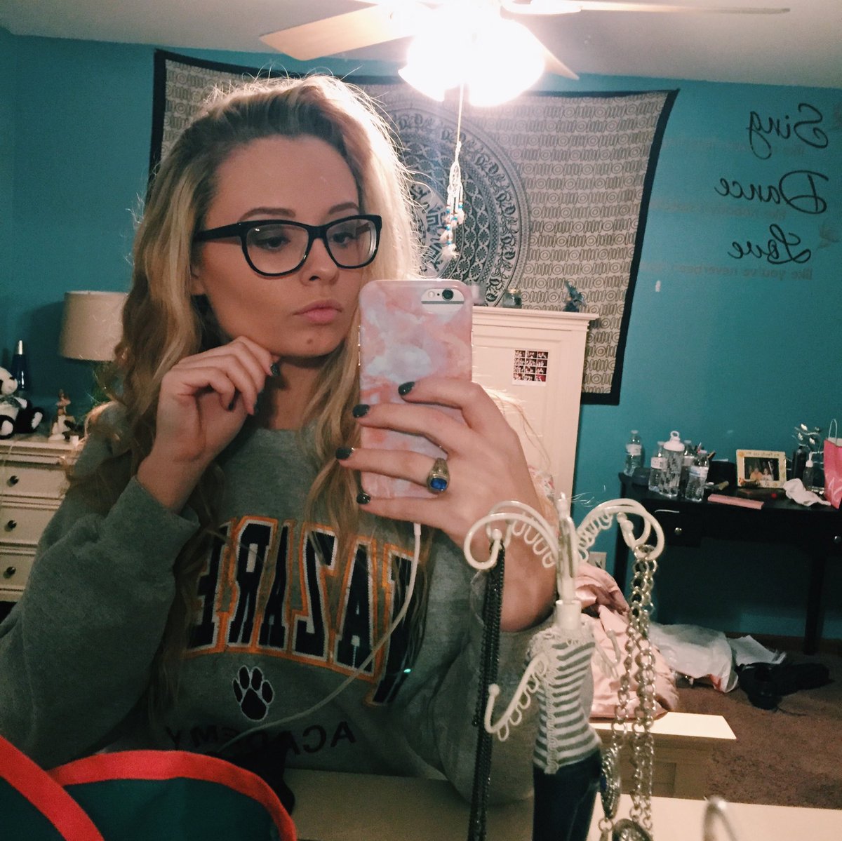 cowboylikekail's tweet photo. surprise everyone~ im bi !!
#issagaygirl 🌈✨💓 https://t.co/SosXy3OKYC