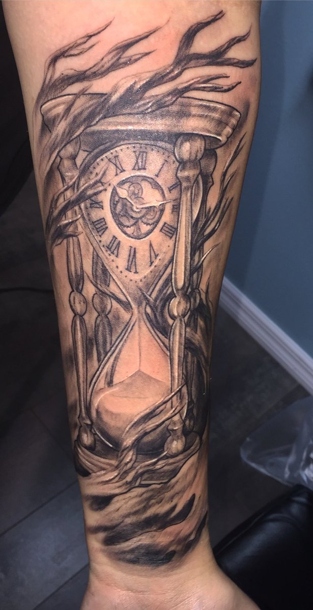 jillianmart1n3z's tweet photo. Sleeve is coming along nicely 💪🏻💉⏱⏳😍 #DontTellMyParents #HiFlorida https://t.co/iJcxRfdFj5