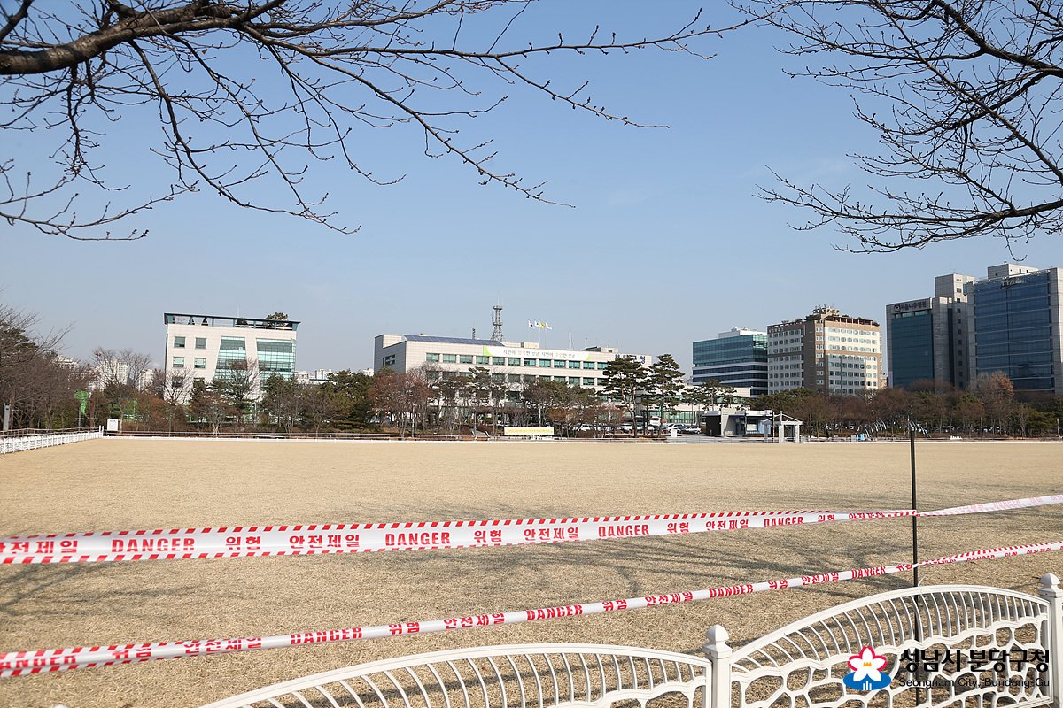 falcontm65's tweet image. 2017.03.01 분당구청장(윤기천)은 분당구청 앞 잔디광장을 2017. 03. 01 ~ 05. 31 기간 동안 잔디가 잘 자라서 쾌적한 휴식 공간 조성을 만들기 위해 출입을 통제합니다 #성남시 #분당구청 #잔디보호