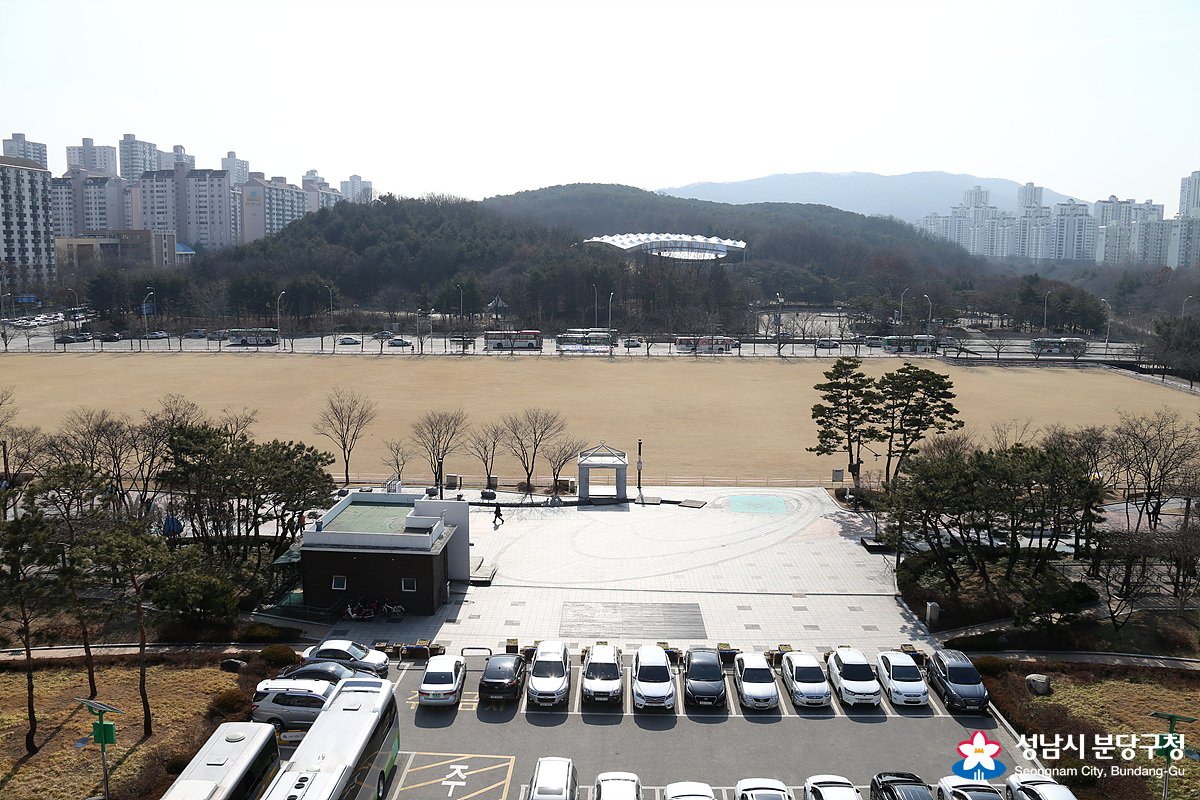 falcontm65's tweet image. 2017.03.01 분당구청장(윤기천)은 분당구청 앞 잔디광장을 2017. 03. 01 ~ 05. 31 기간 동안 잔디가 잘 자라서 쾌적한 휴식 공간 조성을 만들기 위해 출입을 통제합니다 #성남시 #분당구청 #잔디보호