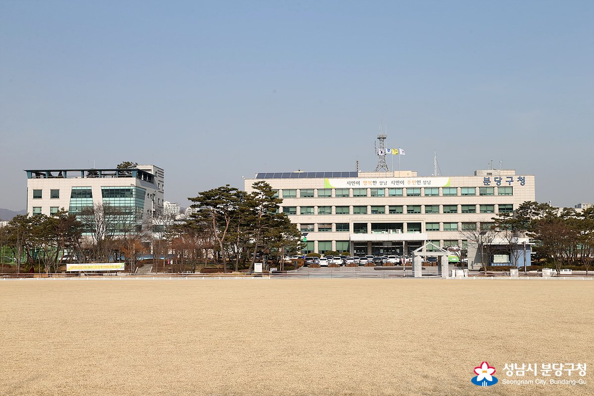 2017.03.01 분당구청장(윤기천)은 분당구청 앞 잔디광장을 2017. 03. 01 ~ 05. 31 기간 동안 잔디가 잘 자라서 쾌적한 휴식 공간 조성을 만들기 위해 출입을 통제합니다 #성남시 #분당구청 #잔디보호