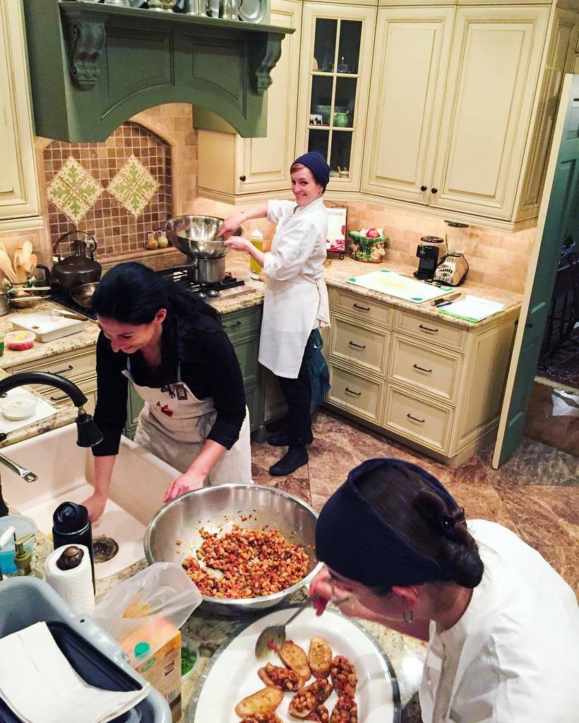 Do you ever dream of hosting an elegant dinner party but have no idea how to make it all come together? We’re here …