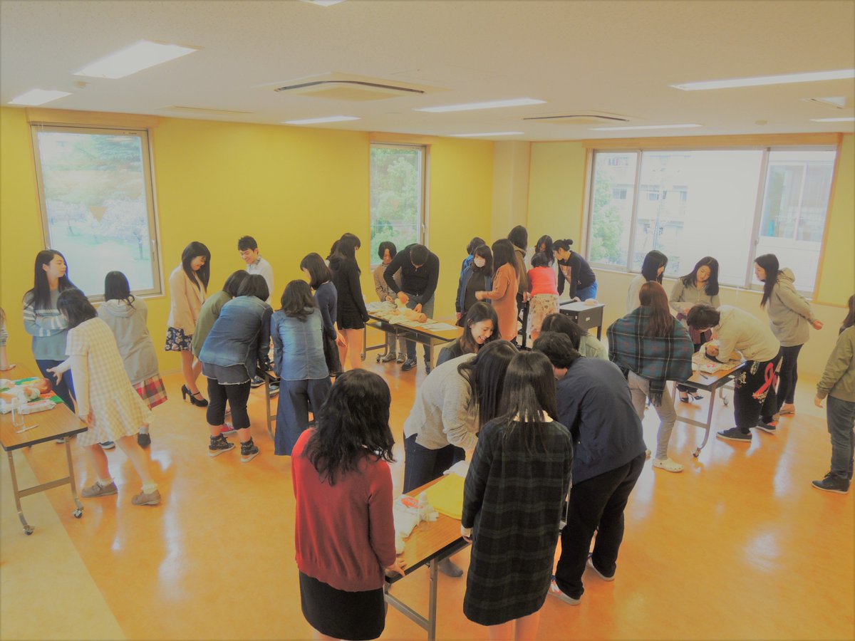 sengoku34846911's tweet image. 本日の名古屋市「のびのび子育てサポート事業」の講習内容は、小児保健などです。この科目の講師は、本校で授業を担当している森先生です。今日も赤ちゃん人形を使った演習が行われます。画像は森先生の授業、本校1部2年生C組「子どもの保健Ⅱ」の様子です。　＃子どもの保健　＃保育　＃名古屋