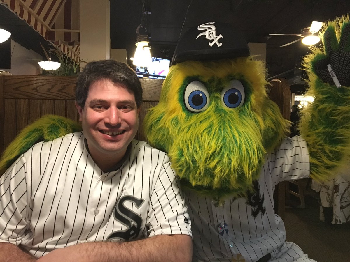 JenStojanovich's tweet photo. Dinner with @Southpaw at @BeggarsPizza Whiting for the @whitesox #SoxTixTour https://t.co/YLV0wq5OYy