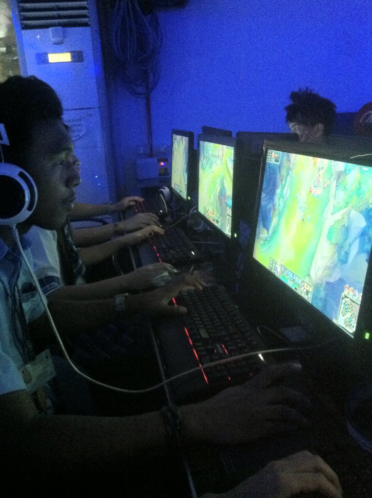 ronronrey's tweet photo. Done playing LOL π
#feelinggamer https://t.co/t87GAVyqCQ