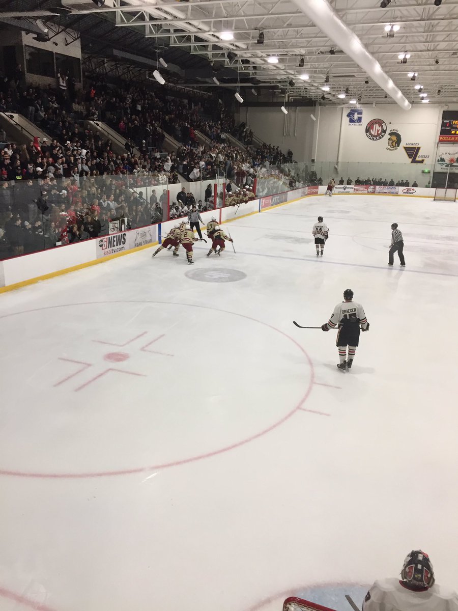 YouthHockeyHub's tweet image. 1AA 
Lakeville South scores again. South leads North 3-1 half way through the 3rd.