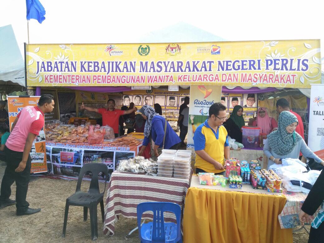 JKM_Perlis's tweet photo. LIVE: Booth JKMNPs bersiap sedia menerima pengunjung sempena Pesta Angin Timur 2017 anjuran JKKNPs. #Perlis #PAT2017 https://t.co/uSlGT3BuNm
