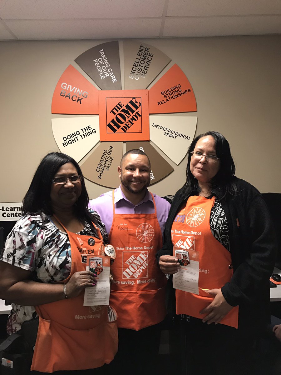 RoWilliams1's tweet image. Thank you Shirley and Beth for always placing associates first!  Truly great example of servant leadership! @Derekgilpin @jodievans262