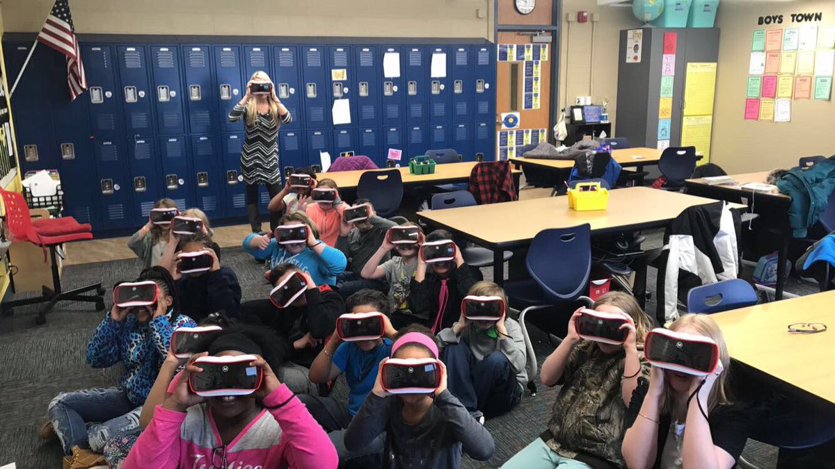 FillmoreDCSD's tweet image. 4th grade students preparing to visit the Respiratory System using Virtual Reality today!