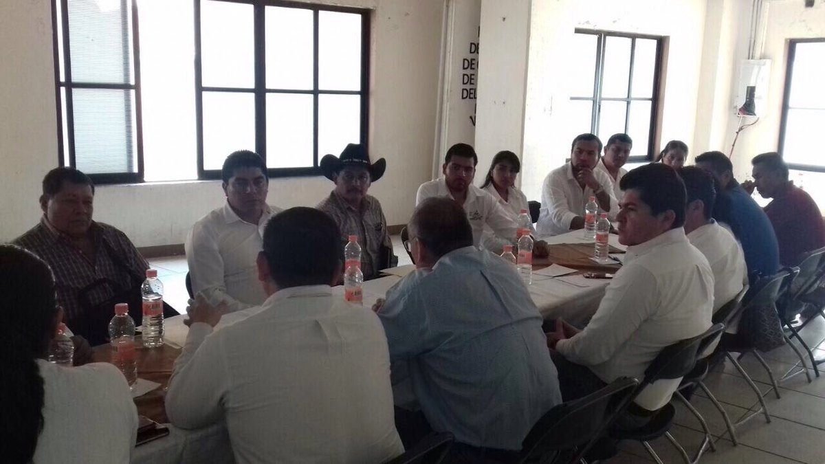 GabrielCeronS's tweet photo. Estuvimos en Juquila en mesa de trabajo con @martinvasquezv delegado de @SedesolOax donde adquirimos el compromiso de trabajar conjuntamente https://t.co/vDoJ3DN3Iy