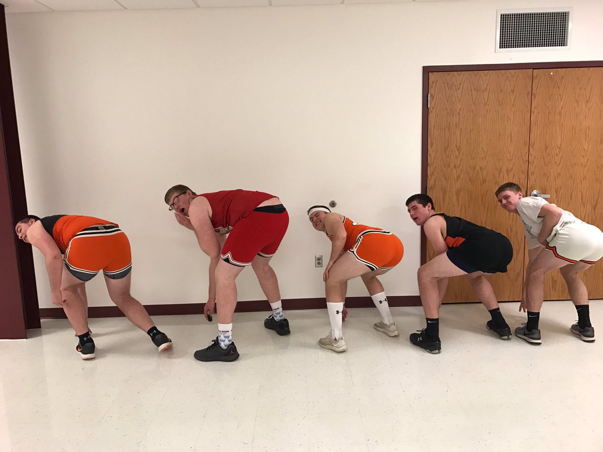 Hojer93's tweet photo. 5000 retweets and we wear this to grand march/prom https://t.co/9qXsk3Uxre