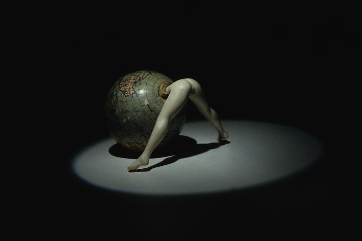 polygraphych's tweet image. Bending Globe by Laurie Simmons, 1991