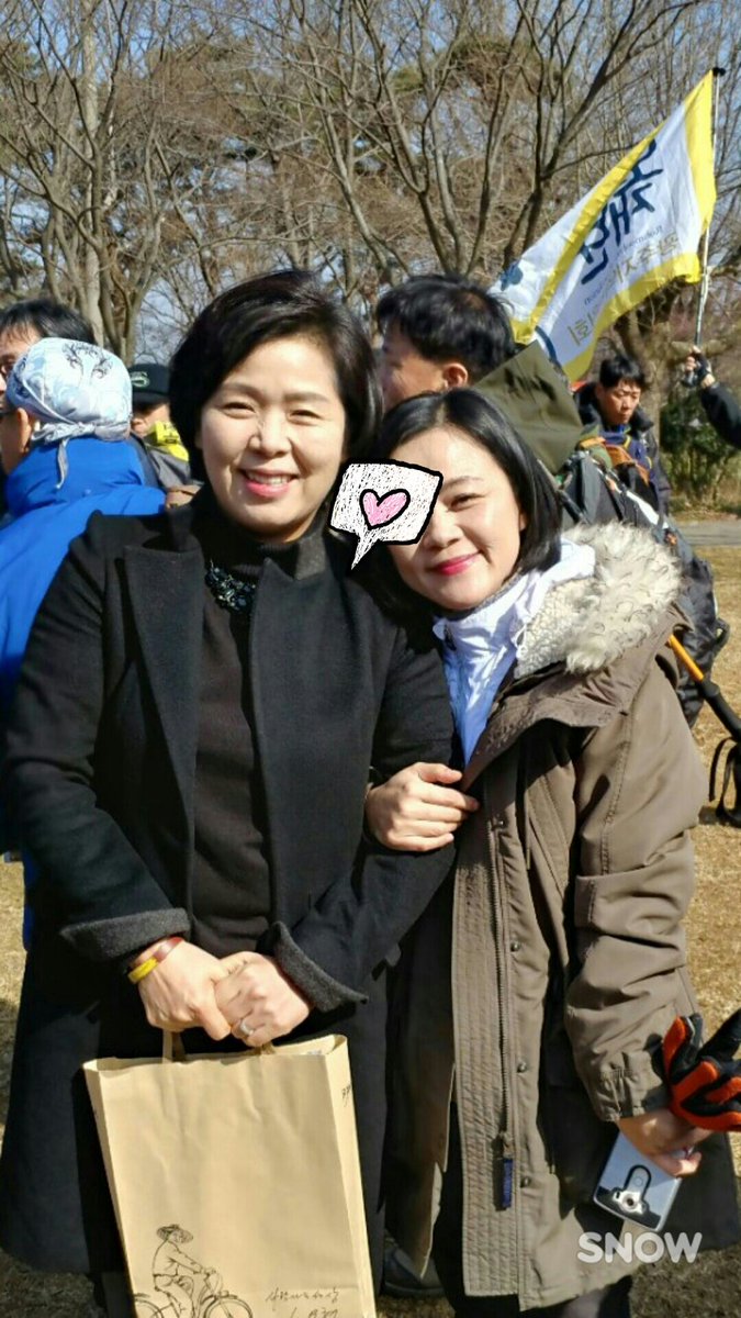 karmahj5's tweet image. 무등산 앞에서 뵐줄이야(*^^*)
김어준의 파파이스에서 최고위원 선거 전  말씀하시는 모습 뵙고 반했습니다💗 
단점은 하나. 원외ㅋ
내일 대전 교육연수 양향자님 강연들으러 가는거랍니다~항상 응원합니다!
부산 동래구 더팬 드림