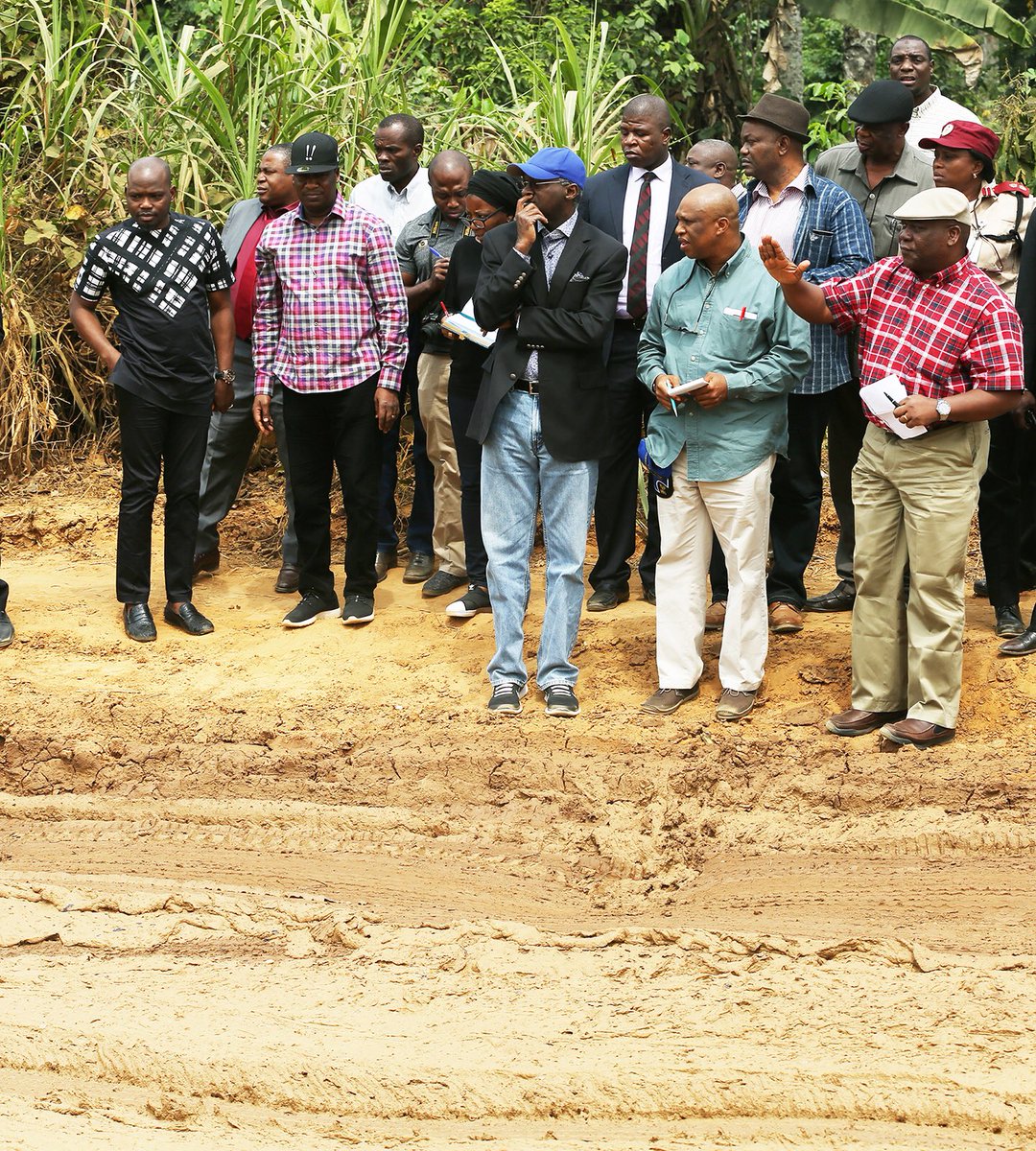 5. Hon. Minister's inspection of the failed section of the Umuahia- Ikot Ekpene road in Abia/Akwa - Ibom States. #FasholaSSTour