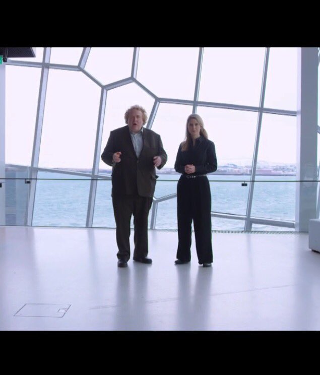 Þegar þú gleymir buxunum þínum heima en samstarfsfélaginn er með auka