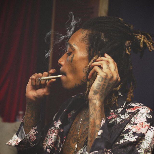 ハル Smoke Weed Every Day 日本でもマリファナ吸っちゃうんじゃ と噂のウィズ カリファ 左手にはマリファナを指す隠語 4 の文字が T Co Dcbxhbyojh Twitter