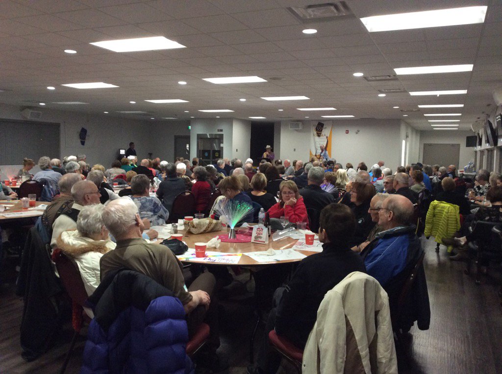 55plusZone8's tweet image. Wrap-up dinner, listening to Bob Patterson, local raconteur, spin some yarns!