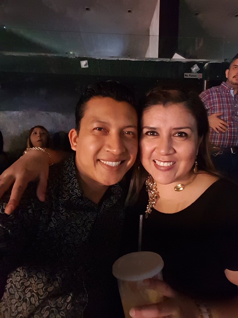 catorcejunio's tweet photo. #GrupoPesado disfrutando del concierto con mi amor @moniketarojas https://t.co/8ZWTGFyHU2